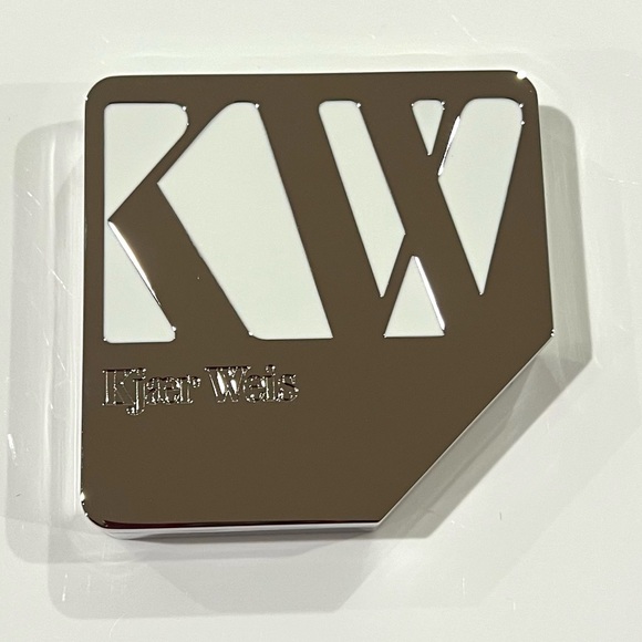 Kjaer Weis Cream Foundation Dainty - Picture 4 of 6